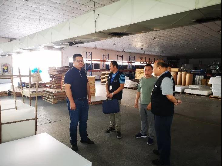 佛（fó）市生態環境局順（shùn）德分局副局長唐（táng）菠帶隊開展（zhǎn）村級（jí）工業園環保執法