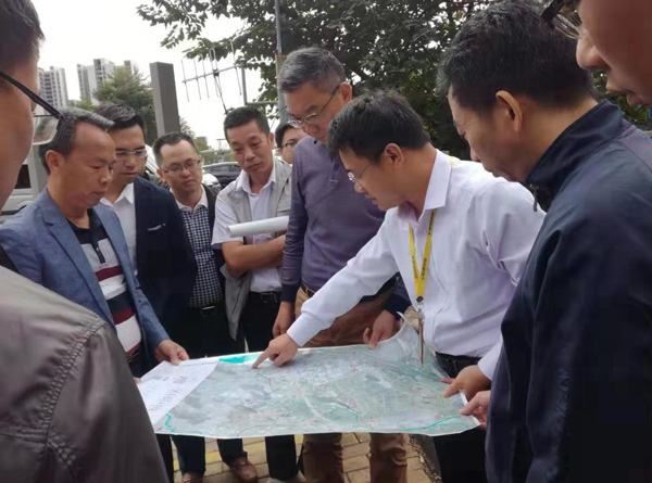 大良街道、順控環保(bǎo)水務等領導(dǎo)到金陡湧黑臭水體治理現(xiàn)場視察工作