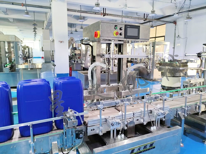 雙頭化工液體稱重式灌（guàn）裝生產線以創新智能技術為基礎