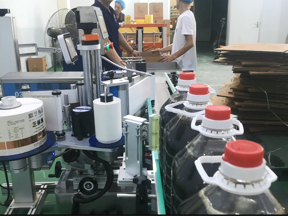 食用油灌裝生產線 食用油灌裝自（zì）動貼標